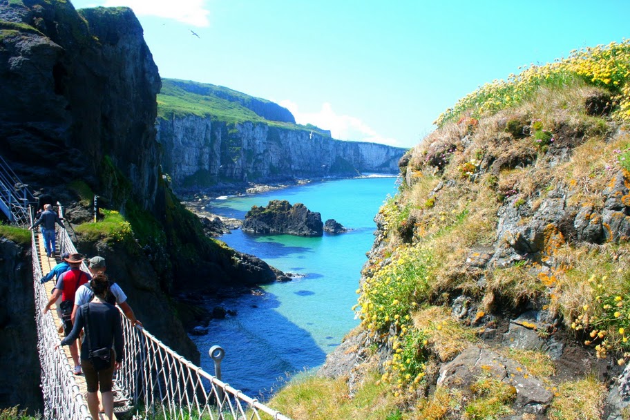 carrick-a-rede_bridge_hiking_northern_ireland